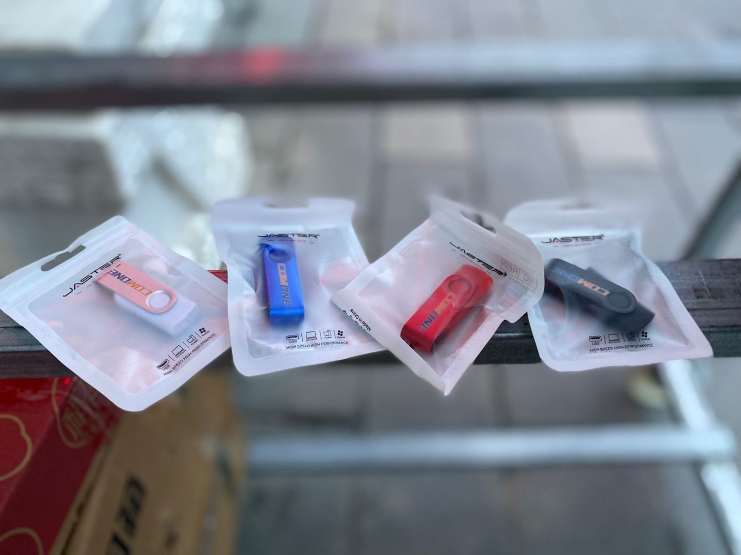 Clé USB ComOne de bonne qualité - Support electronique pour sauver vos données de 2 à 128GB