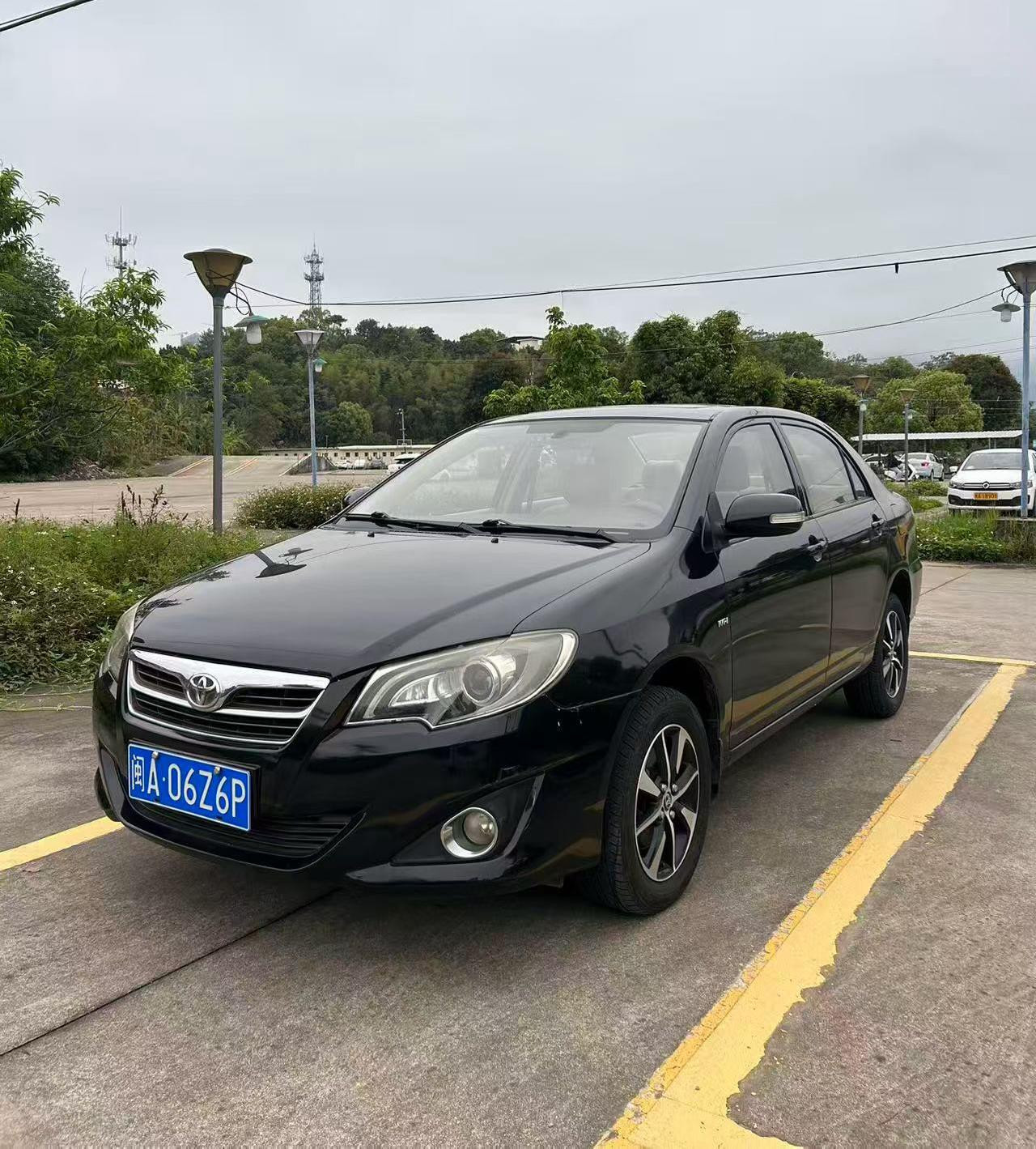 Toyota Corolla 2014 d'occasion, boîte manuelle, moteur 1,6 L, toit ouvrant voiture d’occasion Économe en carburant et fiable