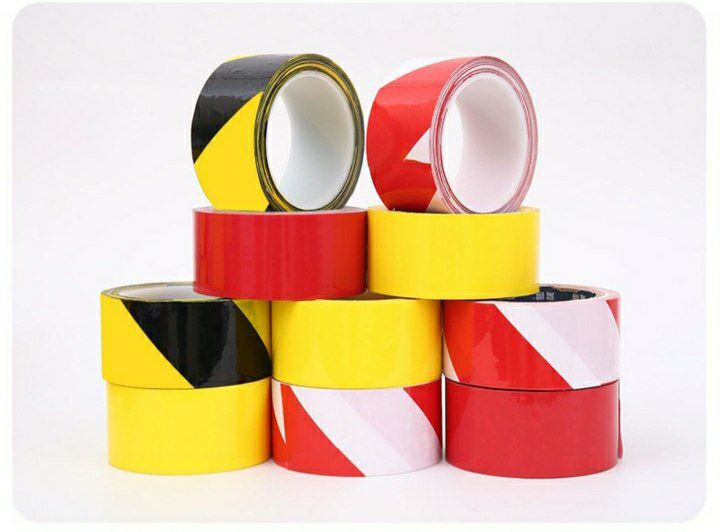 Rouleaux de ruban adhésif de signalisation de différentes couleurs (jaune et noir, rouge et blanc, et jaune uni). Grand rouleau 100 mètres Ruban d'avertissement