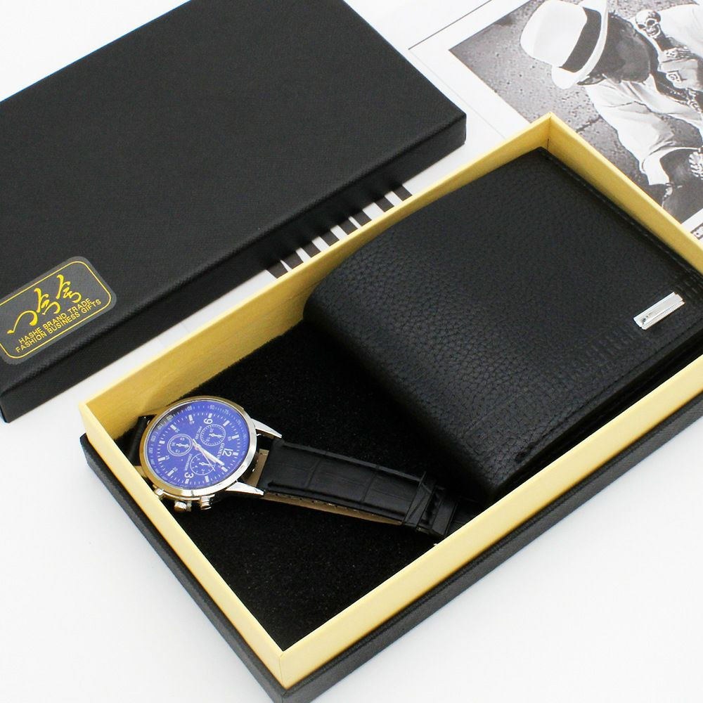 Ensemble cadeau comprenant une montre-bracelet et un portefeuille marron en cuir texturé, présentés dans un coffret noir.