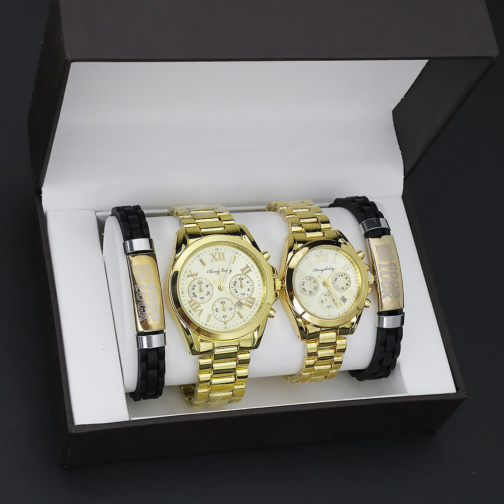 Ensemble de montres et de bracelets pour hommes et femmes comprenant deux montre-bracelet dorées et deux bracelets en cuir noir avec des accents dorés.