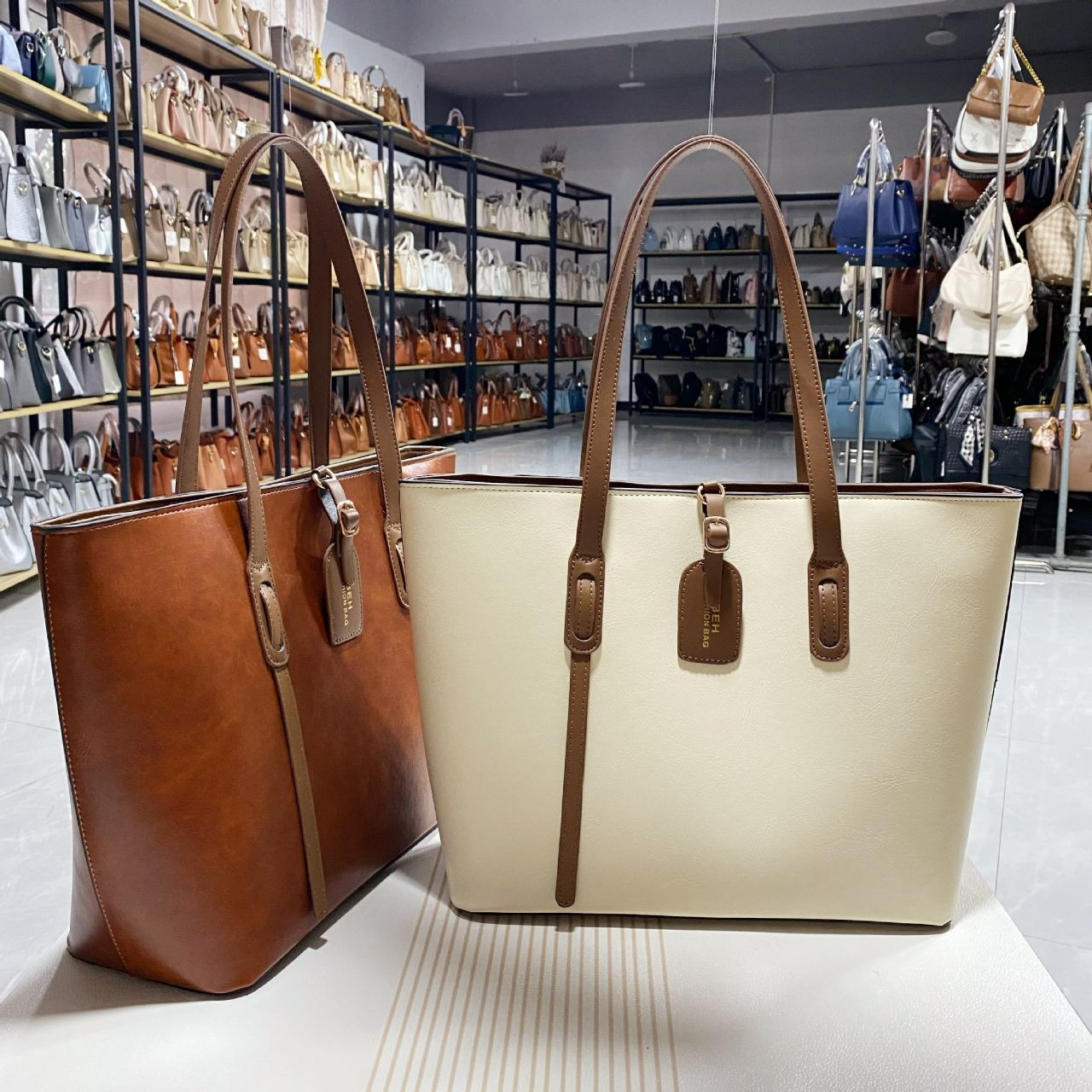 Nouveau Sac tendance class fourre-tout à motif en peau de vache Taizhou pour dame. Sac pour femme à bandoulière texture